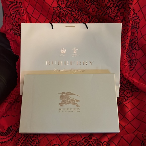 Burberry tan/blk/red scarf 100% cashmere - Picture 8 of 9